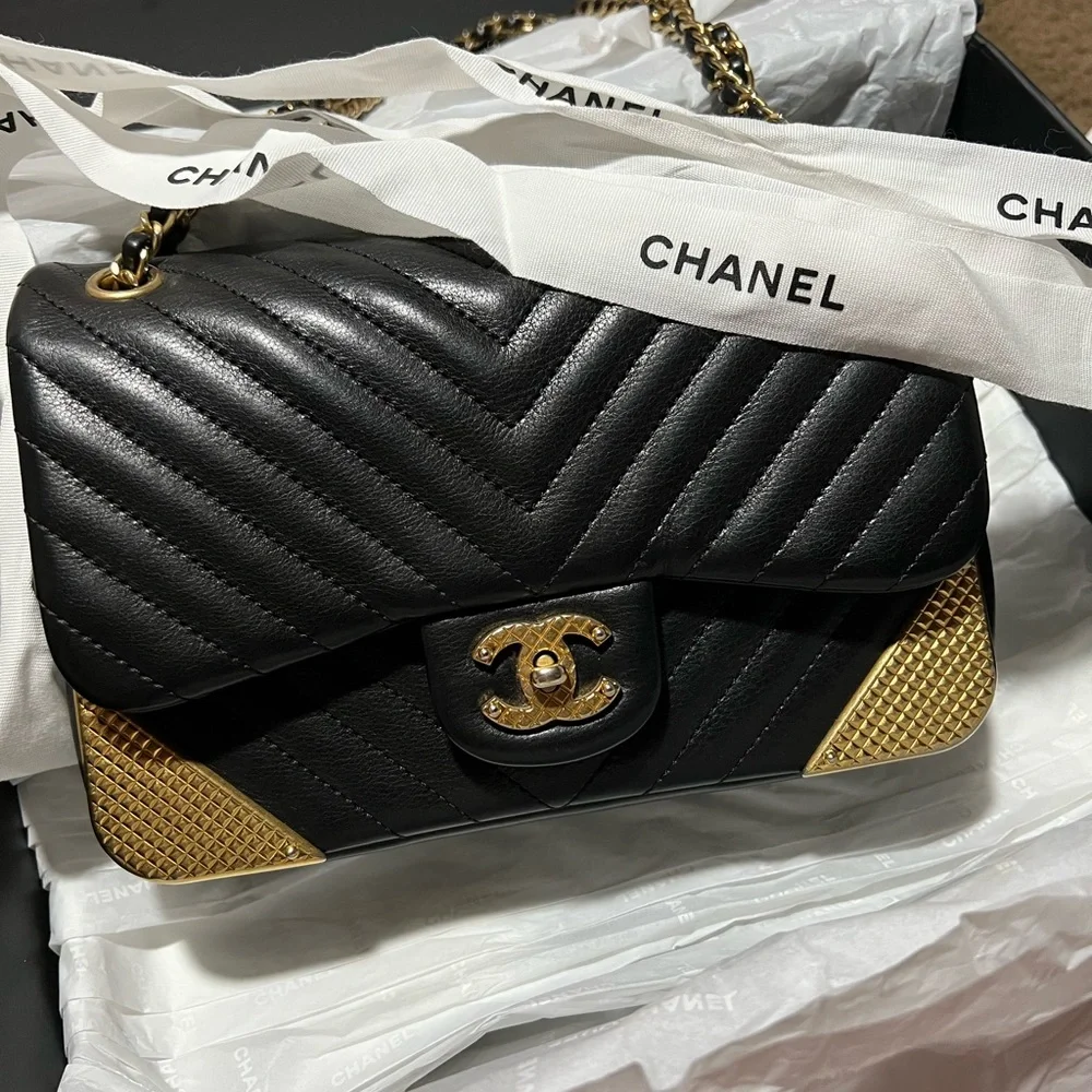 Chanel Chevron Rock The Corner - Picture 1 of 16